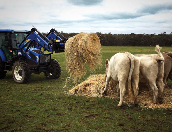 Use hydraulic rotation to unroll round bales with your machine